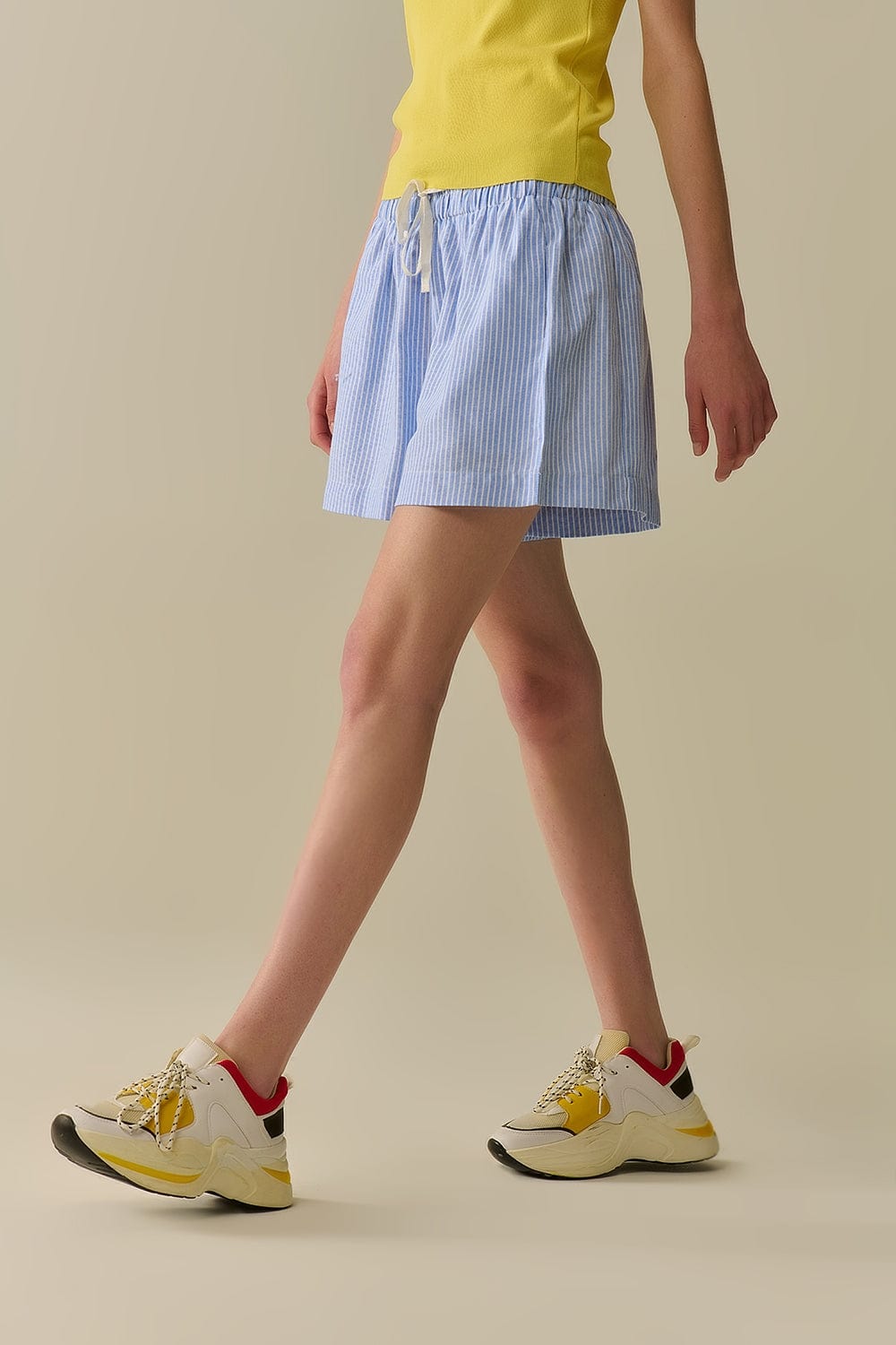 Q2 Women's Shorts Short With Stripes And Strings In The Waistband