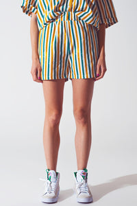 Q2 Women's Shorts Shorts in Green Stripes