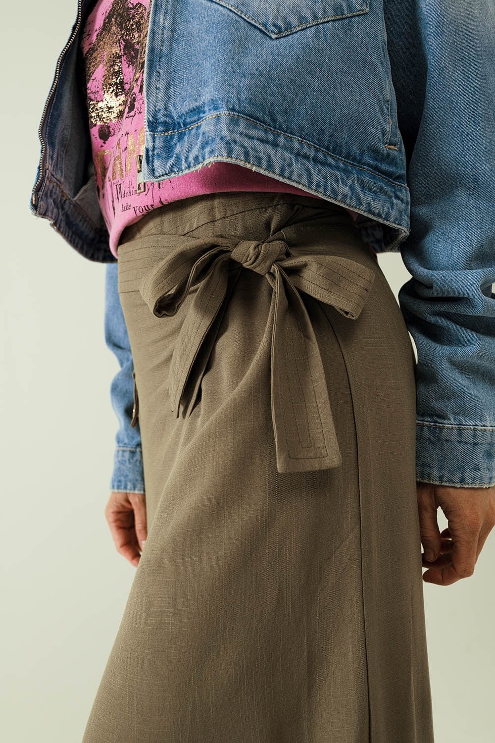 Q2 Women's Skirt Khaki Mid-Length Skirt With One Pocket And A Lace Detail