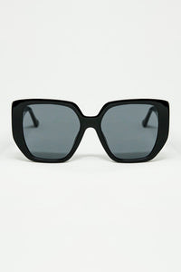 Q2 Women's Sunglasses One Size / Black Black Pin-Up Style Sunglasses With Geometric Design And Cat Eyes