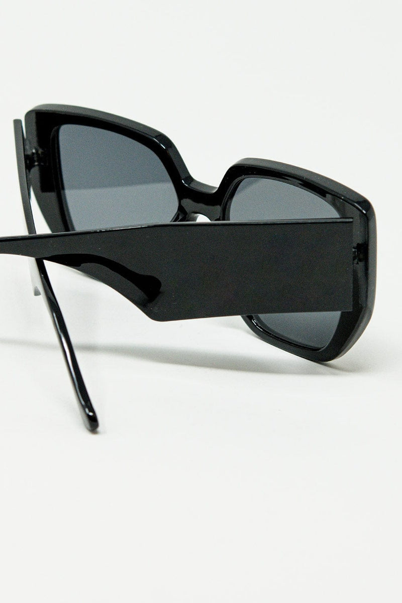 Q2 Women's Sunglasses One Size / Black Black Pin-Up Style Sunglasses With Geometric Design And Cat Eyes