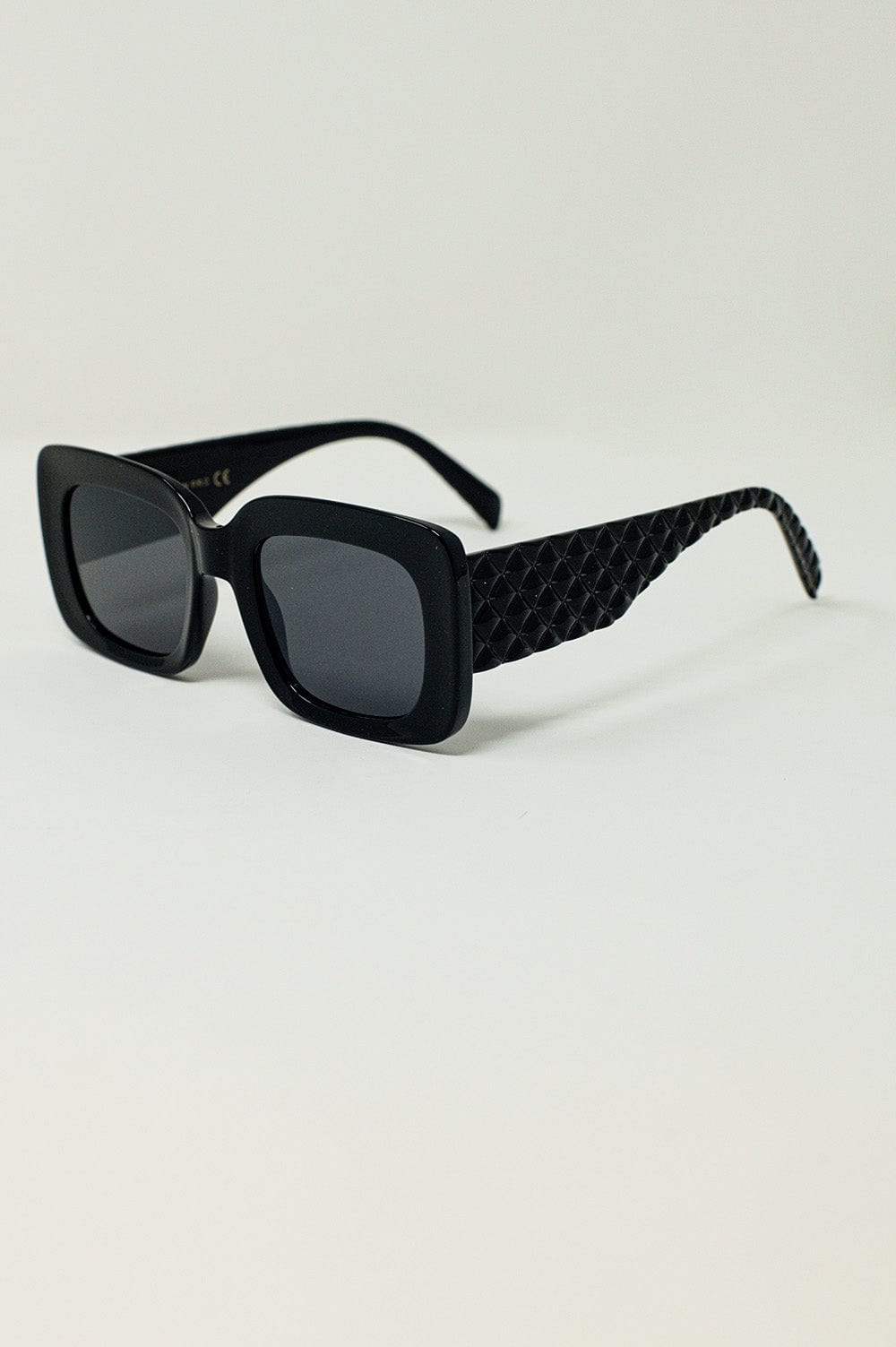 Q2 Women's Sunglasses One Size / Black Oversized Oval Sunglasses With Side Detail In Black