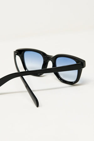 Q2 Women's Sunglasses One Size / Black Retro Round Sunglasses With Smoke Blue Lens In Black