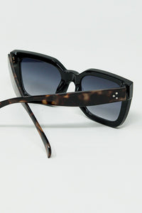 Q2 Women's Sunglasses One Size / Black Square Sunglasses With Animal Print On The Side