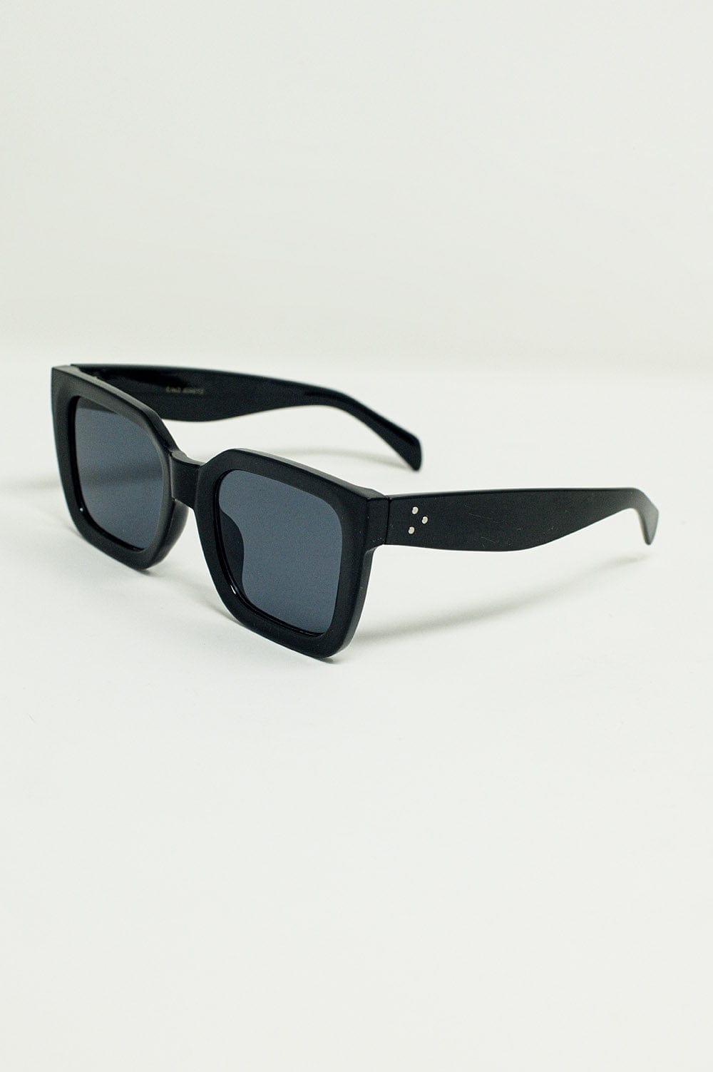 Q2 Women's Sunglasses One Size / Black Squared Sunglasses With Dark Lenses In Black