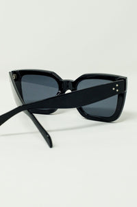 Q2 Women's Sunglasses One Size / Black Squared Sunglasses With Dark Lenses In Black