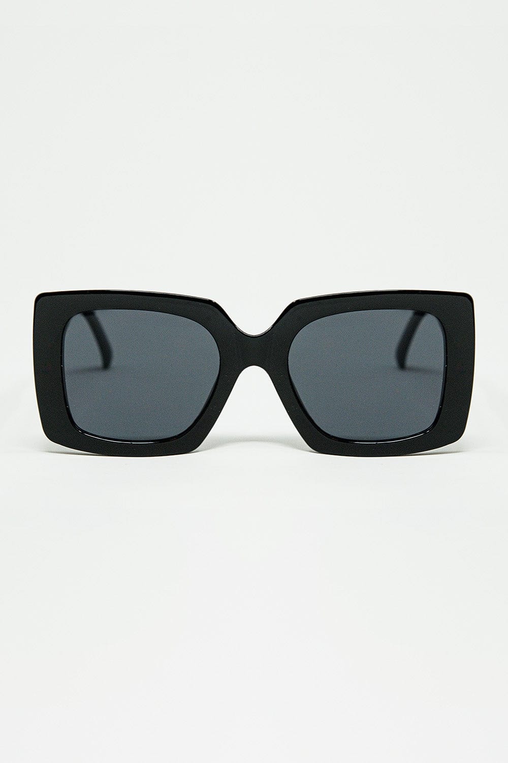 Q2 Women's Sunglasses One Size / Black Vintage Silhouette Sunglasses With A Subtle Angled Cat-Eye In Black