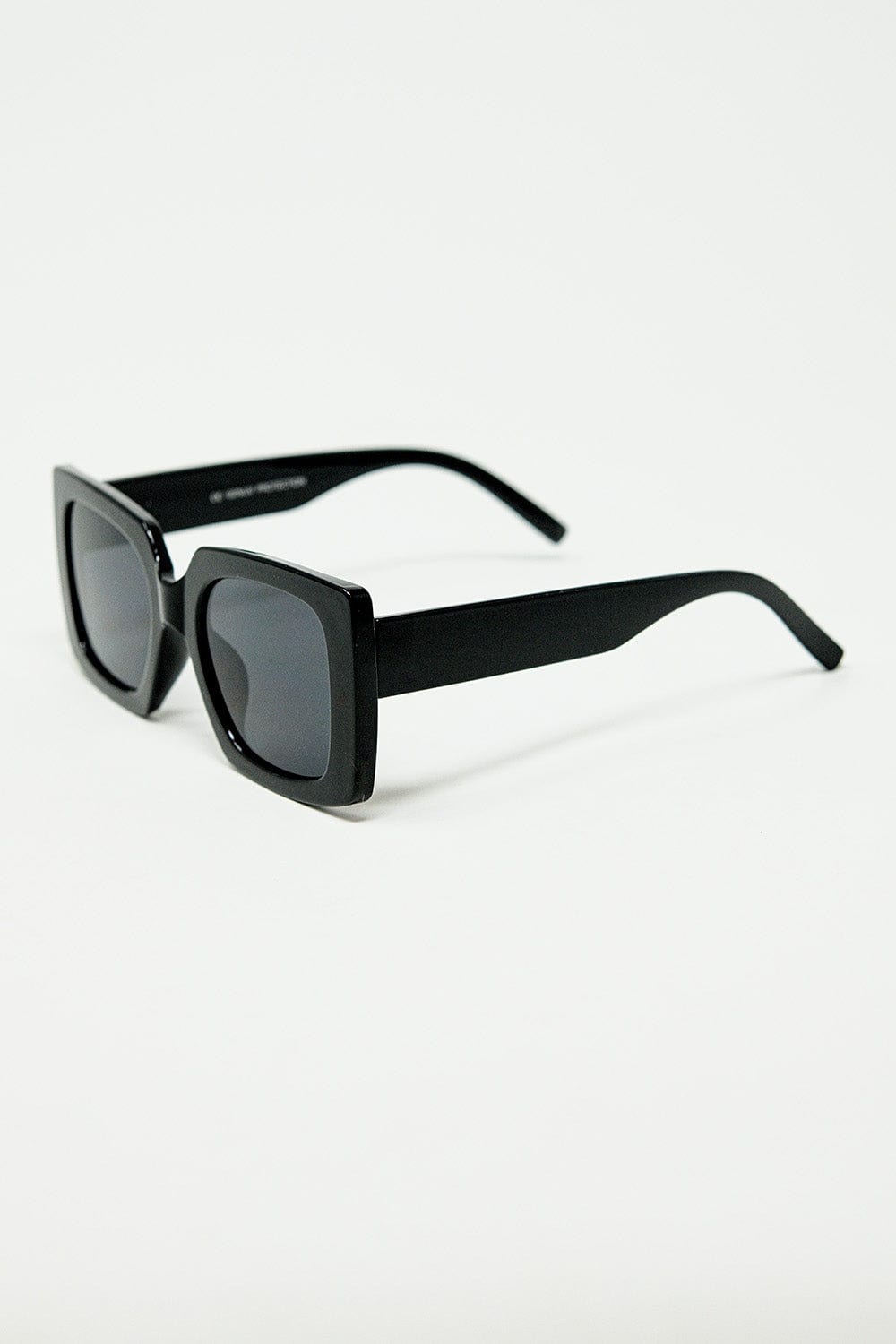 Q2 Women's Sunglasses One Size / Black Vintage Silhouette Sunglasses With A Subtle Angled Cat-Eye In Black