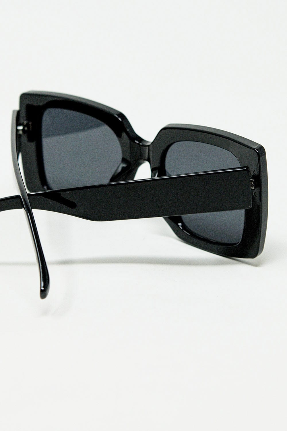 Q2 Women's Sunglasses One Size / Black Vintage Silhouette Sunglasses With A Subtle Angled Cat-Eye In Black