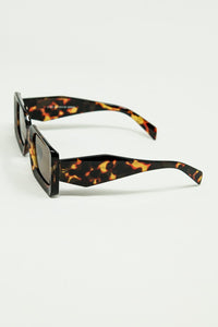 Q2 Women's Sunglasses One Size / Brown Square Sunglasses With Brown Abstract Print