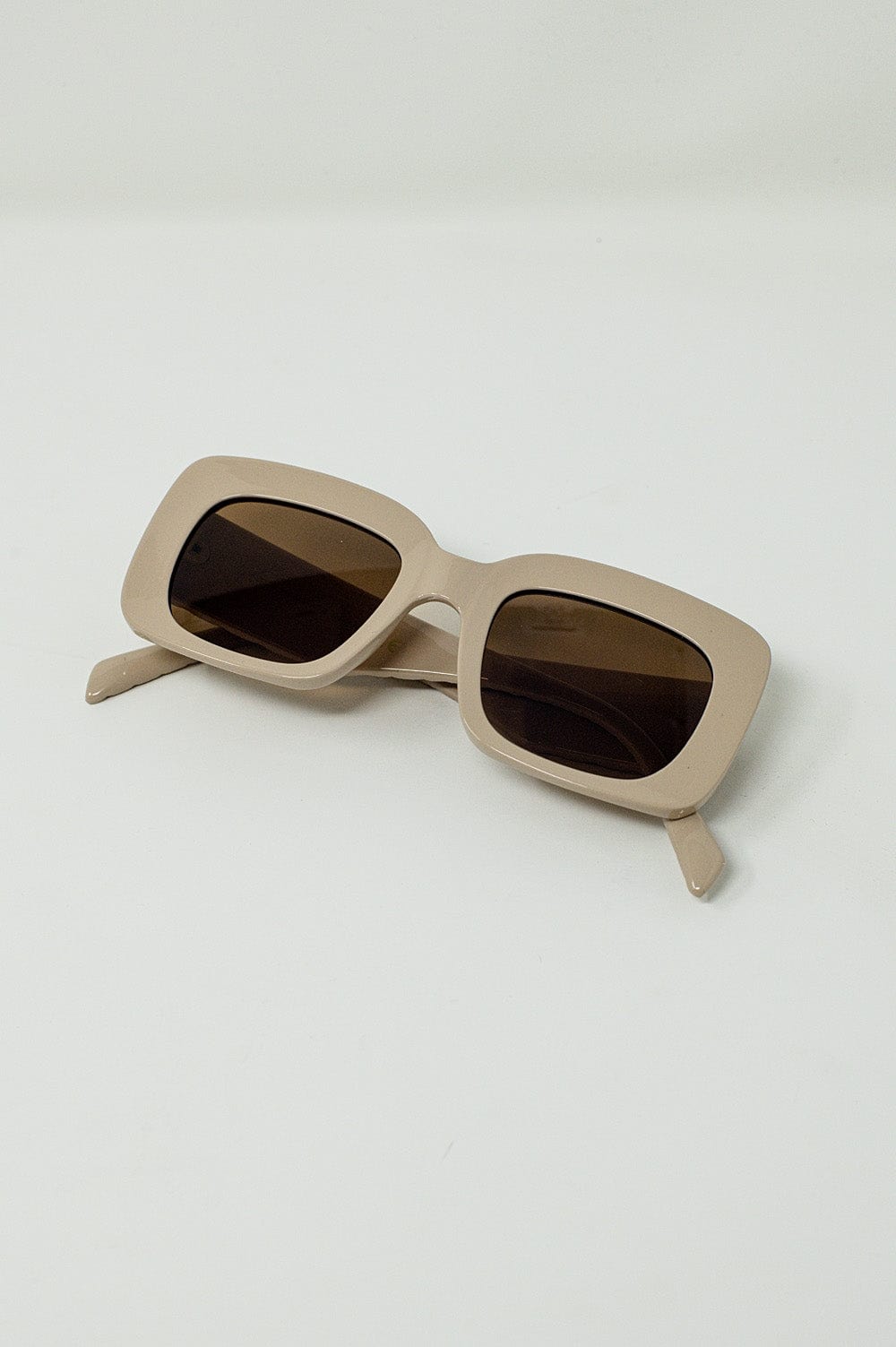 Q2 Women's Sunglasses One Size / White Oval Sunglasses With Smoke Lens In Beige