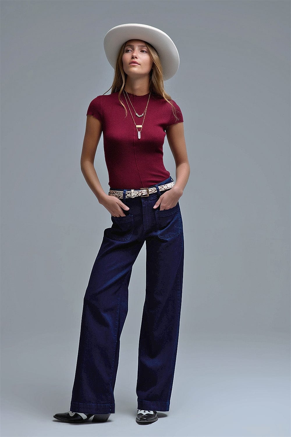 Q2 Women's Sweater Knitted Rib Featherweight Tuckable Sweater In Burgundy