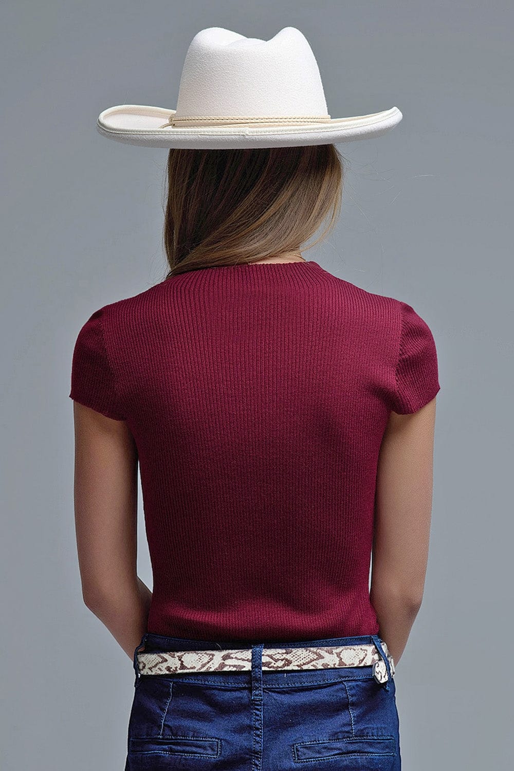 Q2 Women's Sweater Knitted Rib Featherweight Tuckable Sweater In Burgundy
