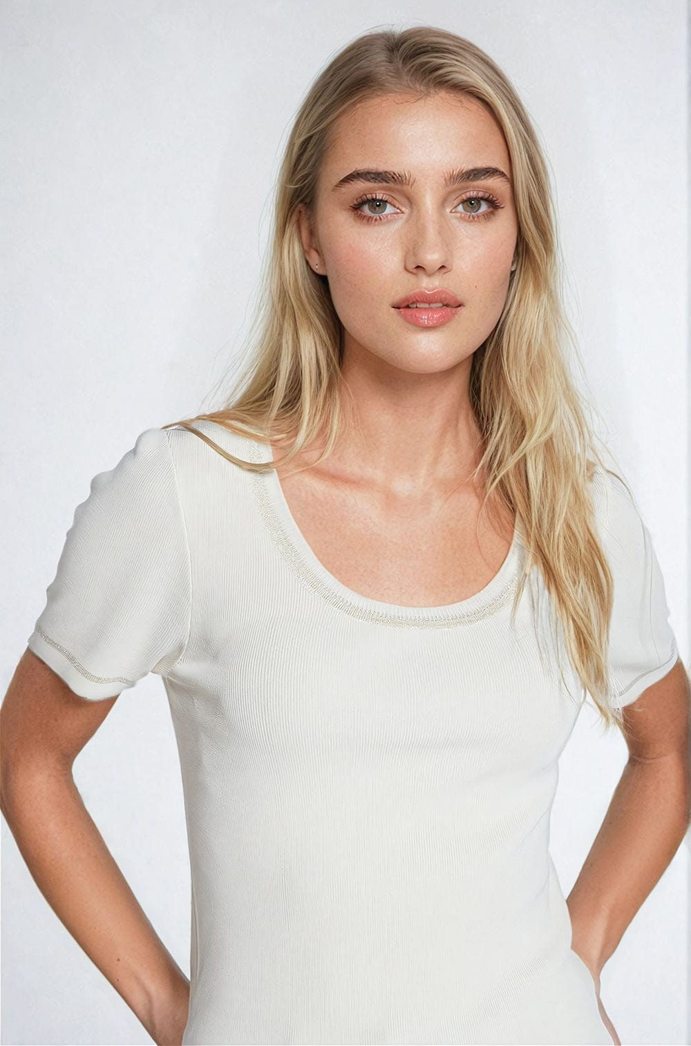 Q2 Women's Sweater One Size / Beige Short Sleeve Sweater In Beige With Silver Seam At Round Neck