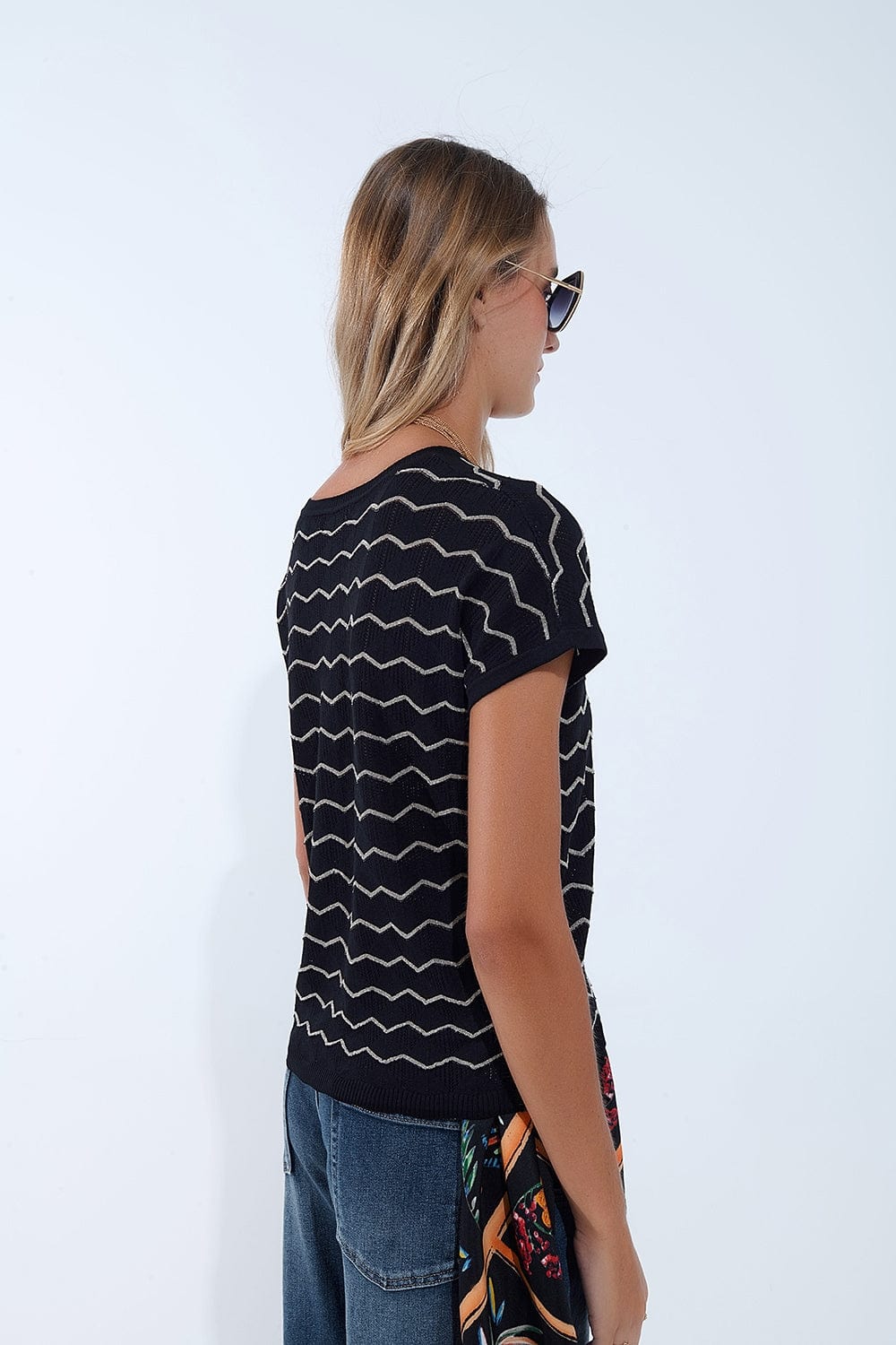 Q2 Women's Sweater One Size / Black Zigzag V-Neck Knit Sweater With Dropped Sleeves In Black