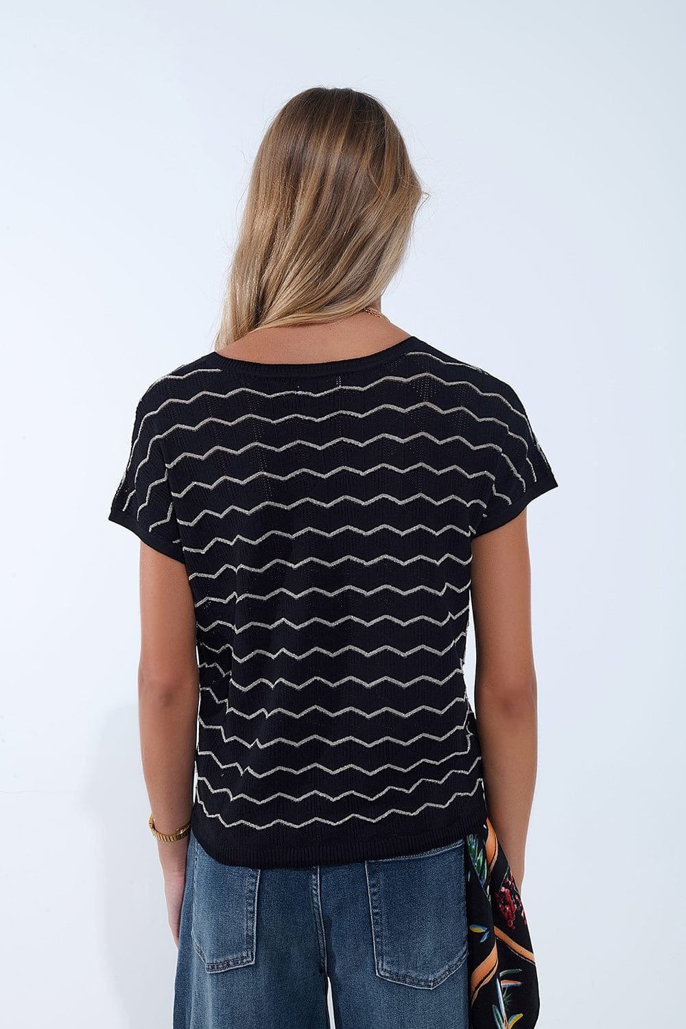 Q2 Women's Sweater One Size / Black Zigzag V-Neck Knit Sweater With Dropped Sleeves In Black