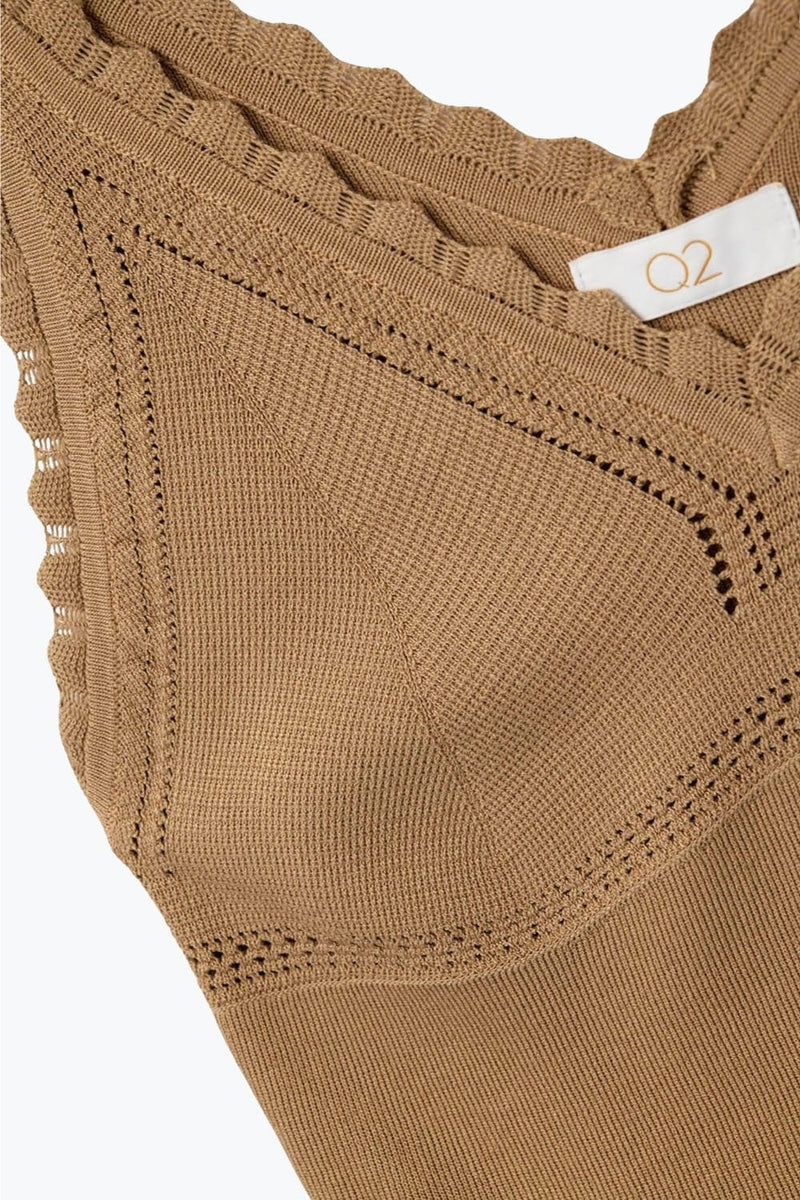 Q2 Women's Sweater One Size / Brown Camel Ribbed Knit Top With Scalloped V-Neck