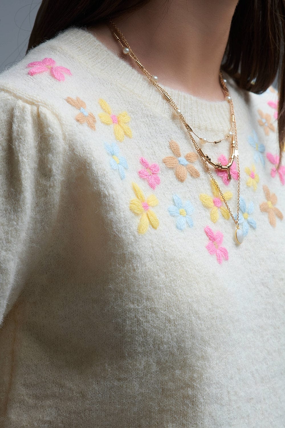 Q2 Women's Sweater One Size / White Cream Chunky Knit Short-Sleeved Sweater With Pastel-Colored Embroidered Flowers