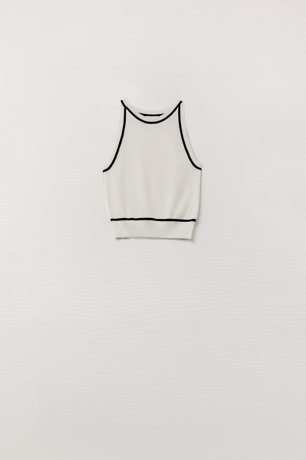 Q2 Women's Sweater One Size / White Sleeveless Sweater In White Featuring Black Lines On The Outside