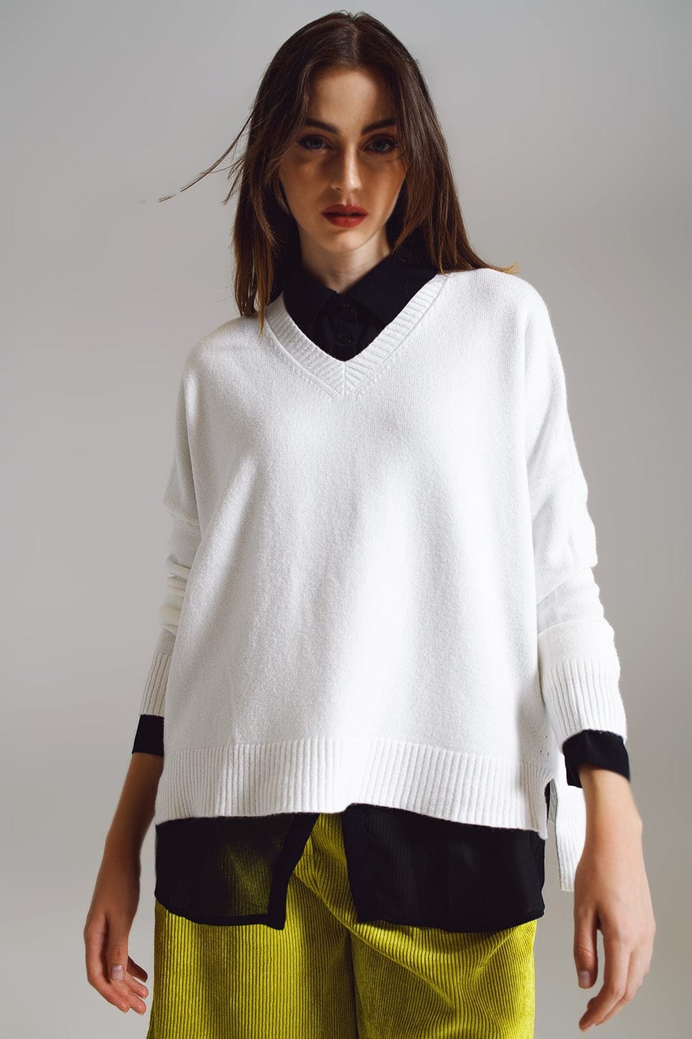 Q2 Women's Sweater One Size / White Sweater In White With V-Neckline