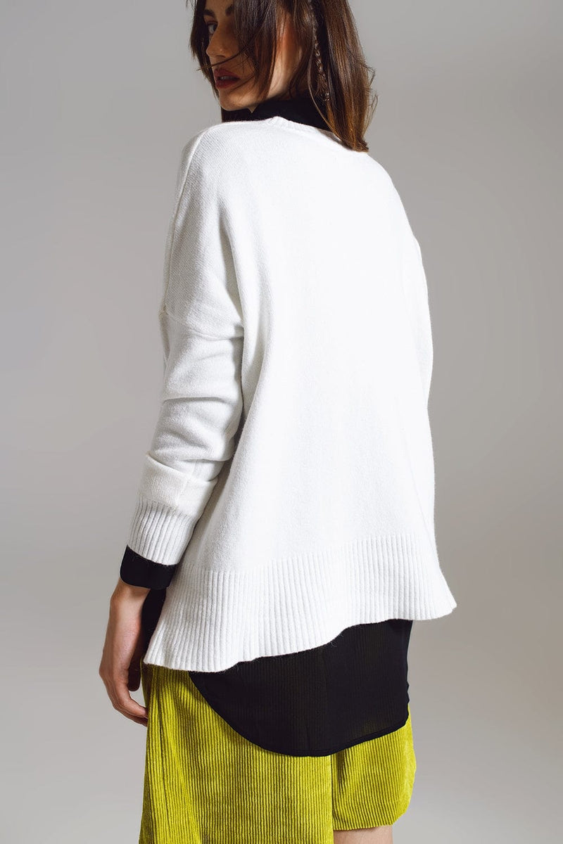 Q2 Women's Sweater One Size / White Sweater In White With V-Neckline