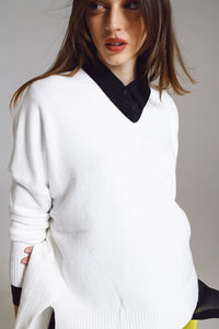 Q2 Women's Sweater One Size / White Sweater In White With V-Neckline