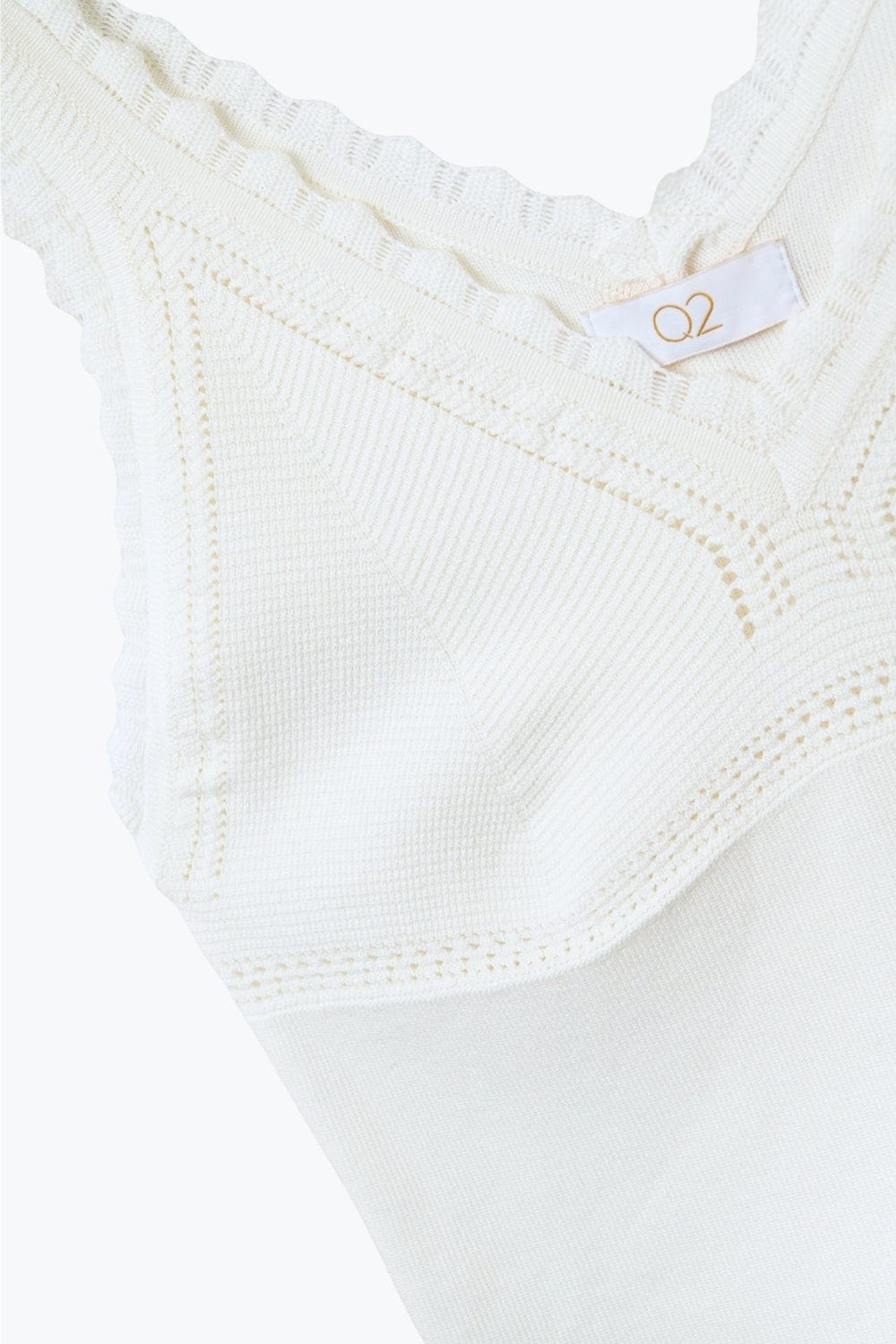 Q2 Women's Sweater One Size / White White Knit V-Neck Top With Scalloped Edges