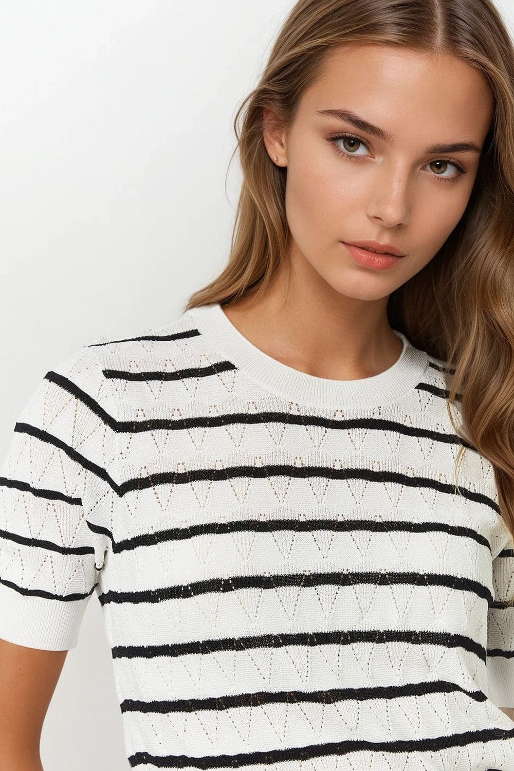 Q2 Women's Sweater One Size / White White Openwork Knit Top With Short Sleeves And Black Stripes
