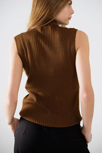 Q2 Women's Sweater Sleeveless Fine Knit Wool Sweater In Brown