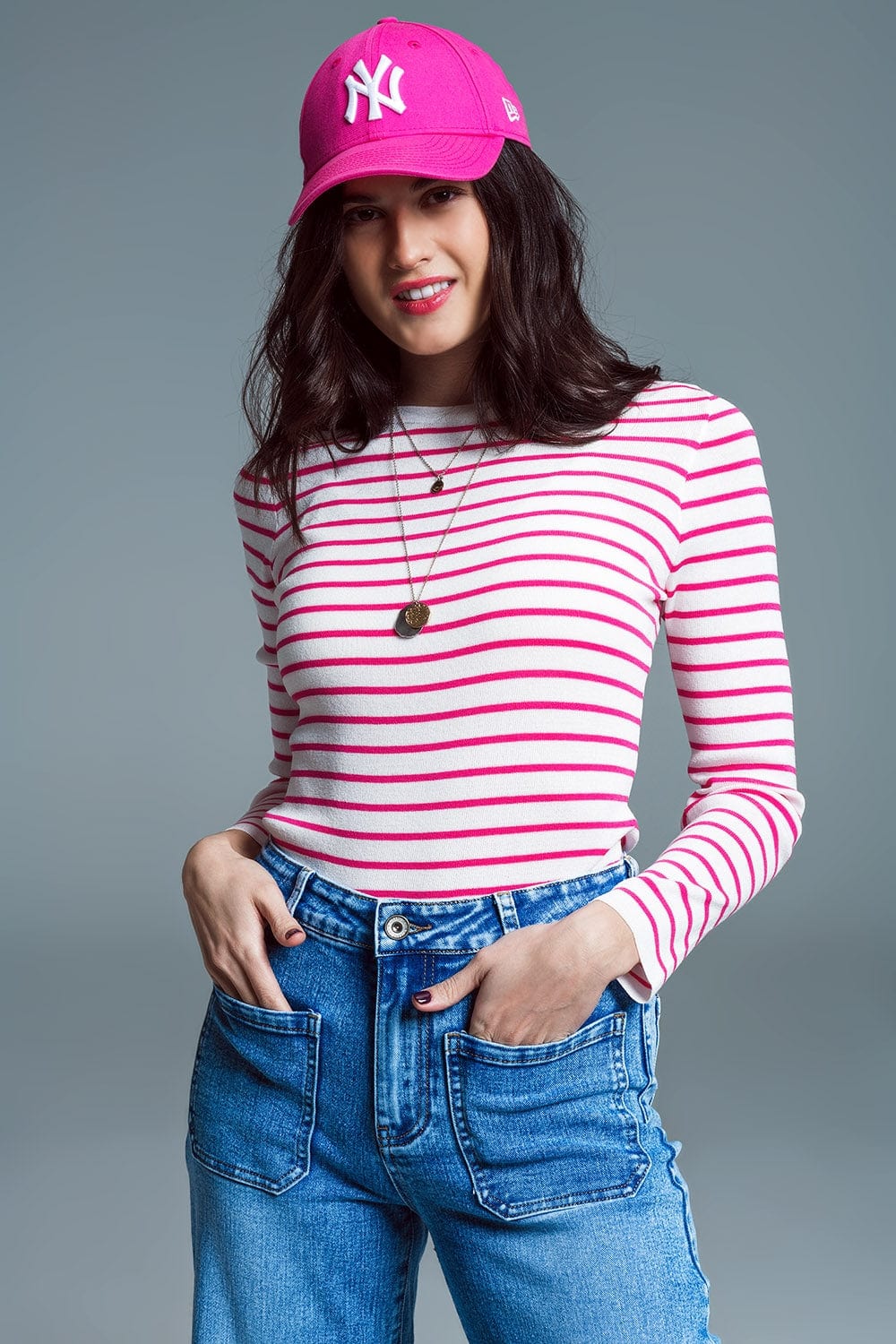 Q2 Women's Sweater Slim Fit Fine Knit Boat Neck Sweater In White With Fuchsia Stripes