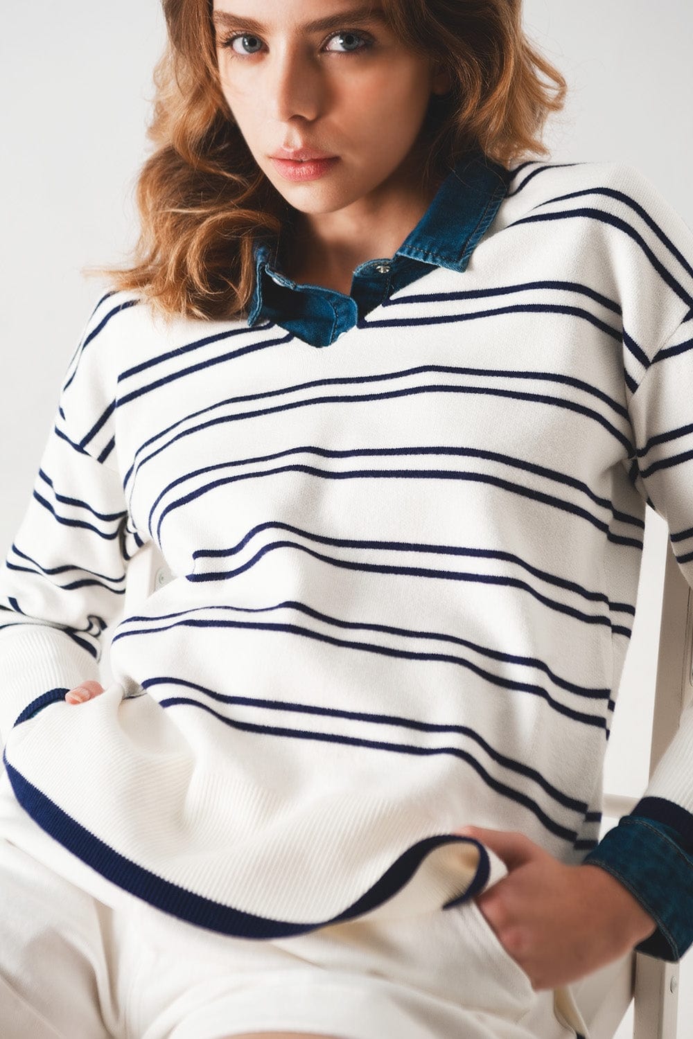 Q2 Women's Sweater Sweater In White with Navy Stripe