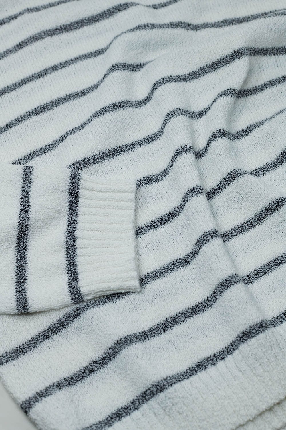 Q2 Women's Sweater Sweater With Drop Shoulders In White With Grey Stripes