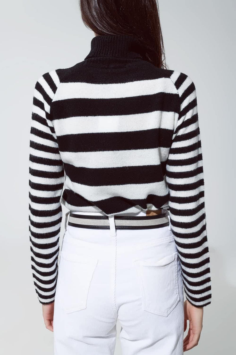 Q2 Women's Sweater Turtleneck Sweater With Stripes In White And Black