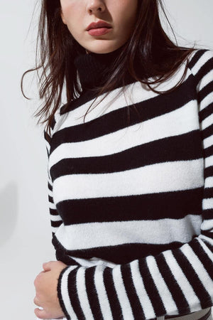 Q2 Women's Sweater Turtleneck Sweater With Stripes In White And Black