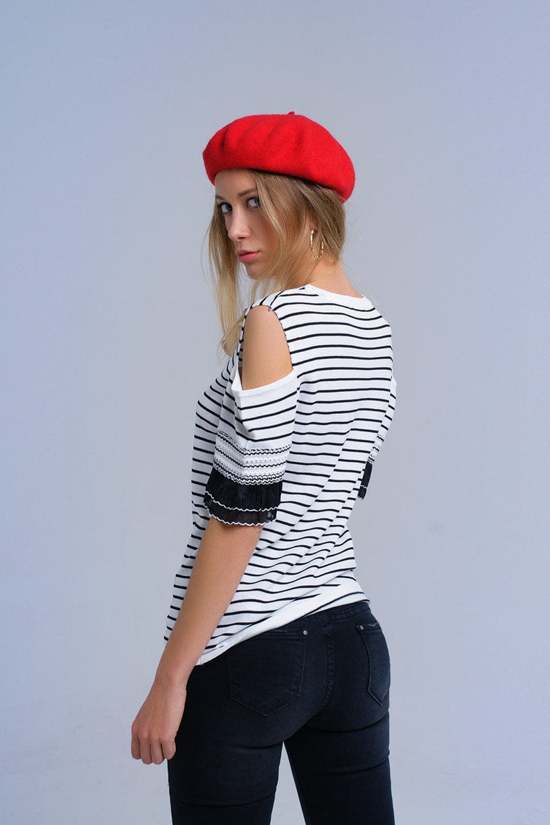 Q2 Women's Sweater White striped sweater with embroidery
