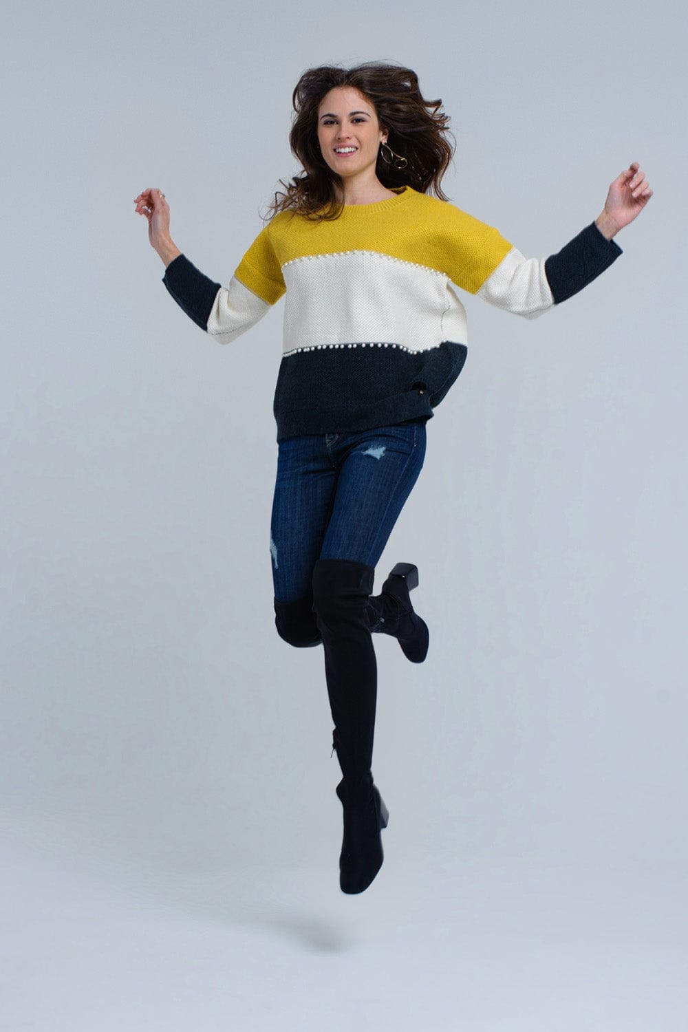 Q2 Women's Sweater Yellow knitted sweater with pearls