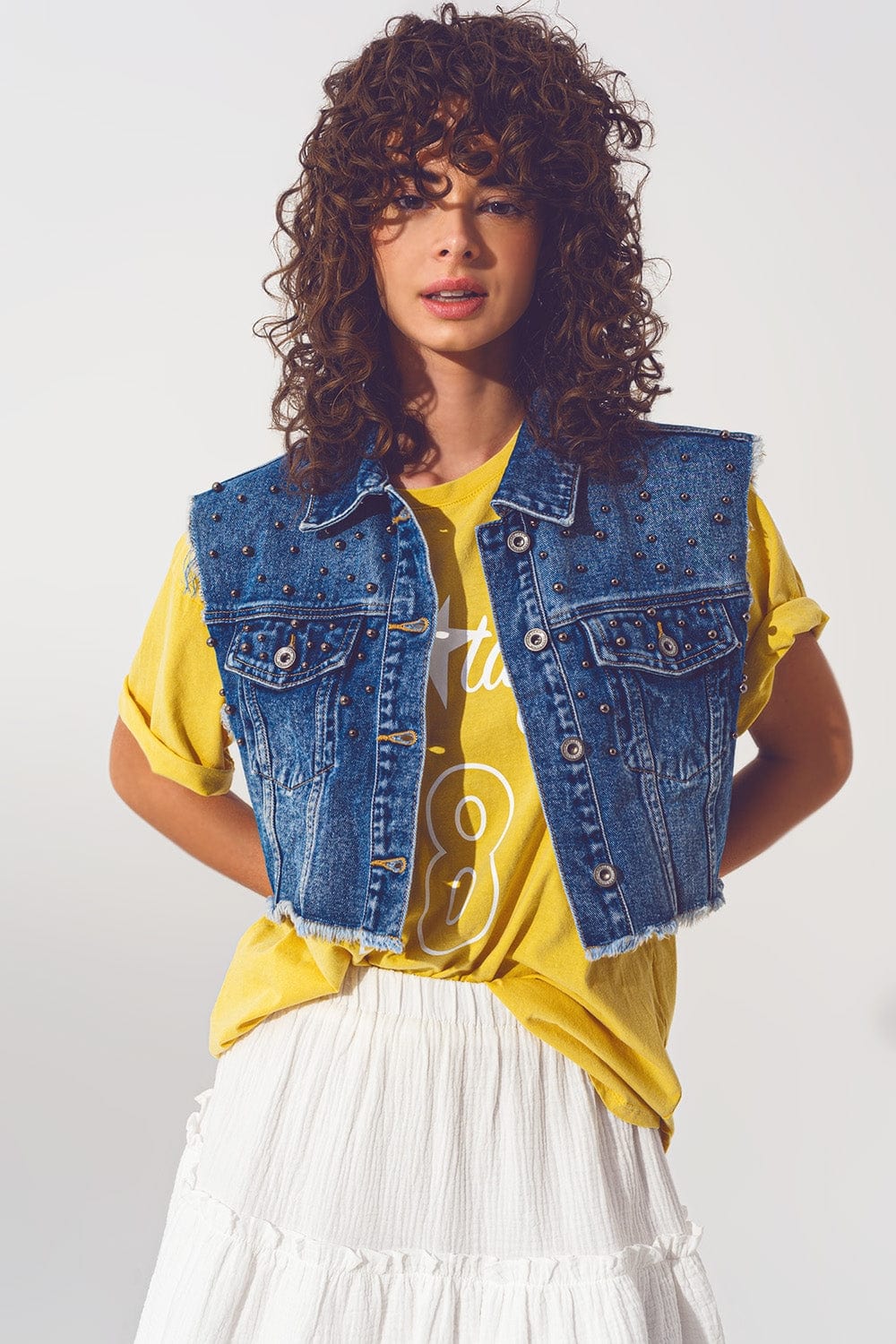 Q2 Women's Vest Cropped Studded Denim Vest In Blue