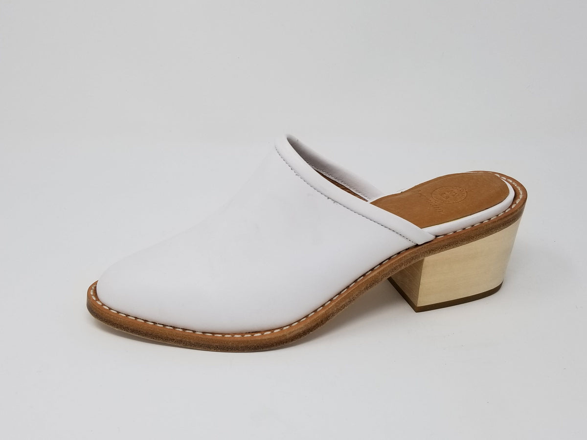N.Y.L.A. SHOES HEELS 6 / White Lea N.Y.L.A. Shoes Foxhill Women's Clogs